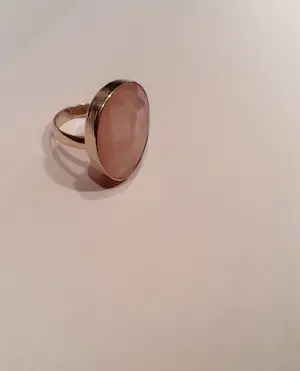 Nieuwe zilveren ring met ovale facetgeslepen rozenkwarts kopen? Bied vanaf 65!