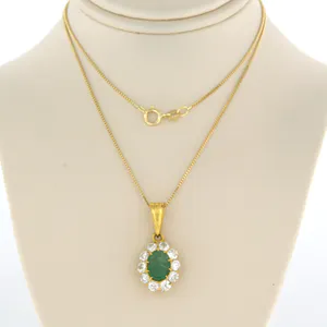 18k gouden collier met een entourage hanger bezet met smaragd en diamant kopen? Bied vanaf 700!