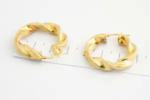 138 - Paar grote 18 karaats gouden gedraaide oorringen - gefaseerde afwerking kopen? Bied vanaf 260!