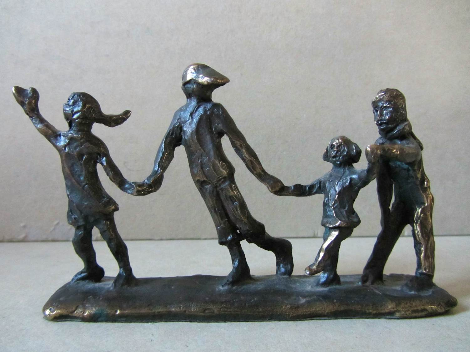 Ger van Tankeren - hand in hand lopend. kopen? Bied vanaf 55!