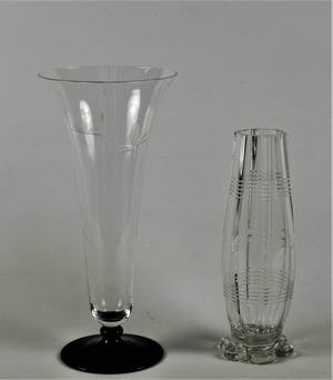 Niet of onleesbaar gesigneerd - 2 Art Deco glazen vazen kopen? Bied vanaf 1!