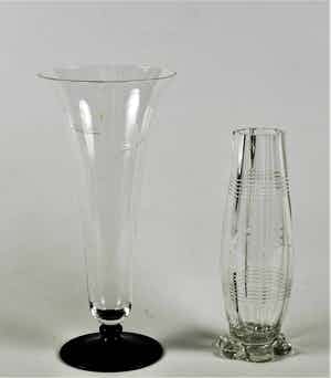 Niet of onleesbaar gesigneerd - 2 Art Deco glazen vazen verkocht voor € 1!