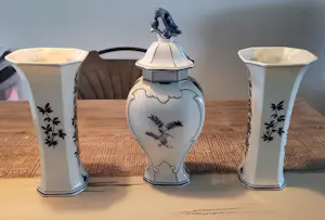 N.V. Porselein- en Tegelfabriek Mosa - Kaststel 3 vazen Delft 501 kopen? Bied vanaf 150!