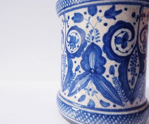 Niet of onleesbaar gesigneerd - Dekselvaas van blauw en wit aardewerk kopen? Bied vanaf 1!