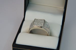 2516 - Opvallende diamanten Fantasiering- 18karaats witgoud - ca 1.00ct briljant kopen? Bied vanaf 640!