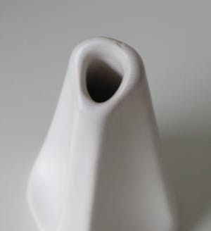 Plateelbakkerij Flora - Mat wit platelen solifleur vaasje kopen? Bied vanaf 1!