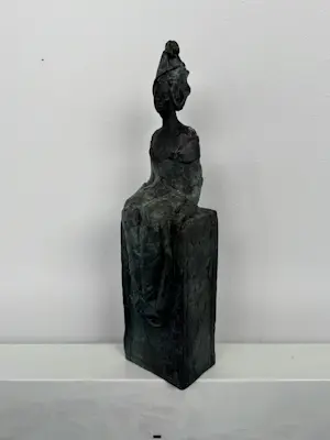 Mieke Oldenburg - Brons, Zittend vrouwfiguur kopen? Bied vanaf 300!