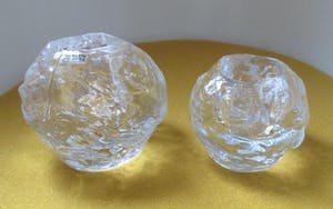 Kosta Boda - Twee Snowball kandelaren waarvan een XL model - ontwerp Ann Warff kopen? Bied vanaf 28!