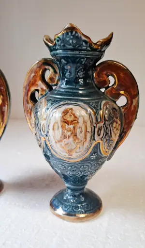 Buy Keramiek overige - 2 vaasjes merk Romano. Dit is een antieke majolica? Bid from 20!