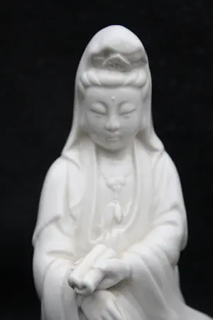 Niet of onleesbaar gesigneerd - Paar Chinese Blanc de Chine Porseleinen Guanyin Kwan Yin Beeldjes Begin 20thC kopen? Bied vanaf 1!