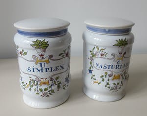 Royal Goedewaagen - Twee platelen apothekerspotten voor de firma Caron B.V. kopen? Bied vanaf 26!