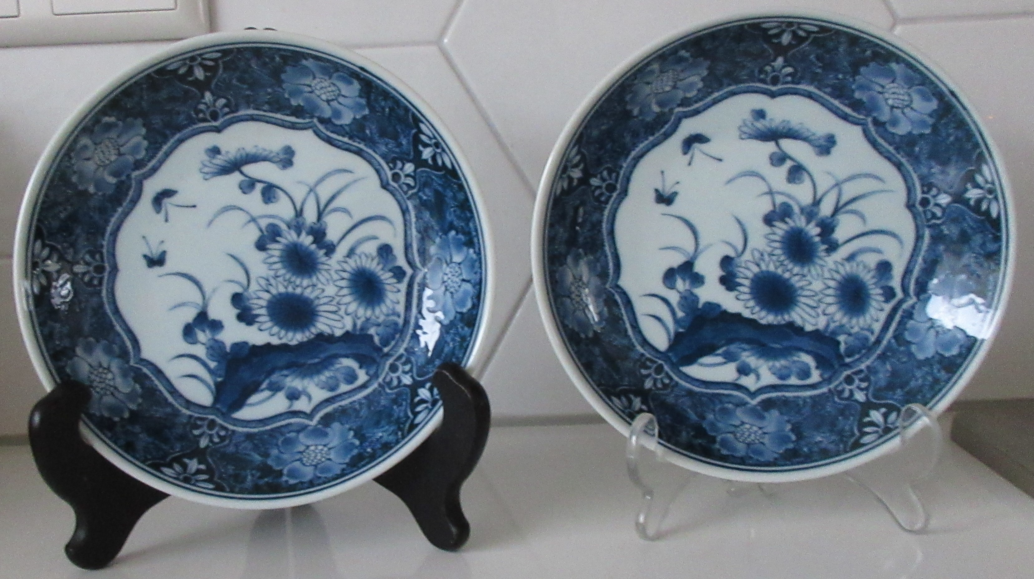 Niet of onleesbaar gesigneerd - Twee 20e eeuwse blauw witte hand beschilderde Chinese Porseleinen Bordjes verkocht voor € 1!