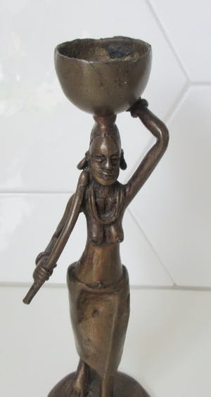 Niet of onleesbaar gesigneerd - Bronzen beeld van een Afrikaanse vrouw kopen? Bied vanaf 10!