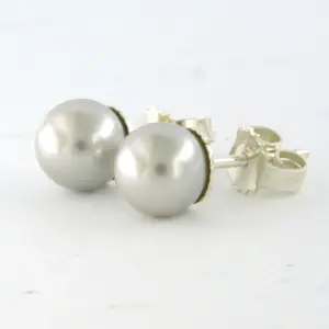 Zilveren oorknoppen bezet met een licht grijze parel – 1.8 gram kopen? Bied vanaf 10!