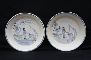 Niet of onleesbaar gesigneerd - Twee Prachtige Oud Hollandse Ronde Pap Borden met opstaande rand in Witte en Bla kopen? Bied vanaf 1!