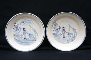 Niet of onleesbaar gesigneerd - Twee Prachtige Oud Hollandse Ronde Pap Borden met opstaande rand in Witte en Bla verkocht voor € 1!