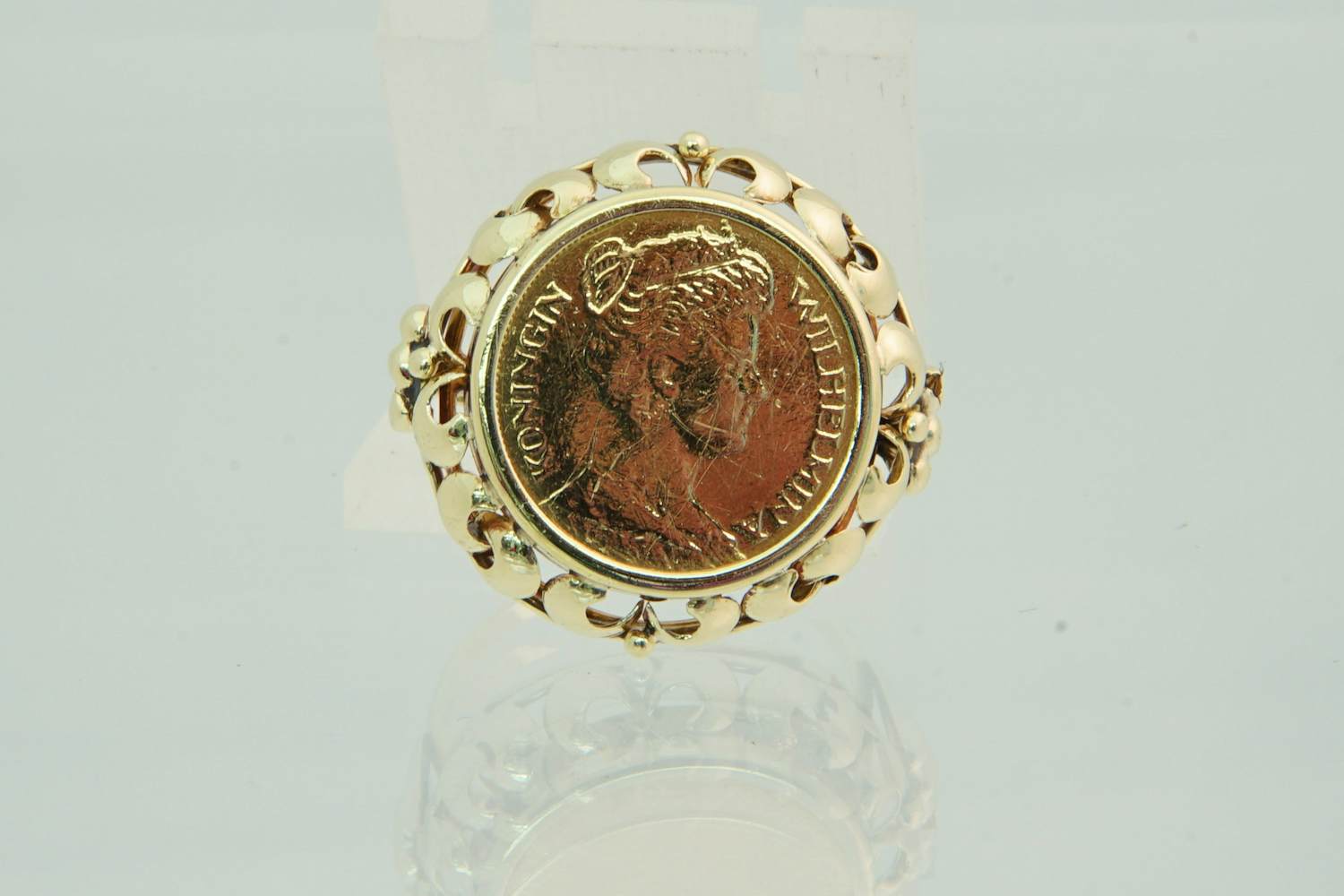 84 - Grote 14krt geel gouden ring met 5 gulden Wilhelmina (naslag) munt kopen? Bied vanaf 290!