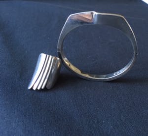 1e gehalte Zilver - zilveren armband gesigneerd door BM en een brede ring kopen? Bied vanaf 30!