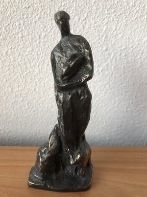 Brons (Onbekend) - Beeld van een man met konijn op zijn arm en hond en kat naast hem. kopen? Bied vanaf 65!