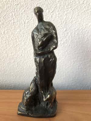 Brons (Onbekend) - Beeld van een man met konijn op zijn arm en hond en kat naast hem. verkocht voor € 65!