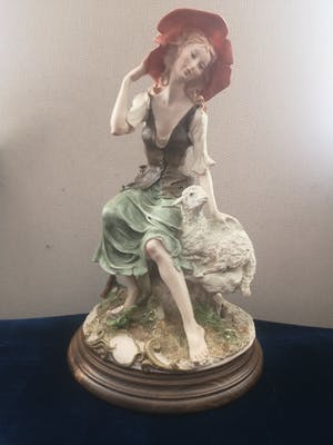 Giuseppe Armani - Capodimonte - Romantische beeld van Jonge Vrouw met Lam kopen? Bied vanaf 15!