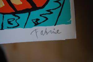 Fabrice Hund - Straatscene met vrouw en wereldbol - zeefdruk kopen? Bied vanaf 35!