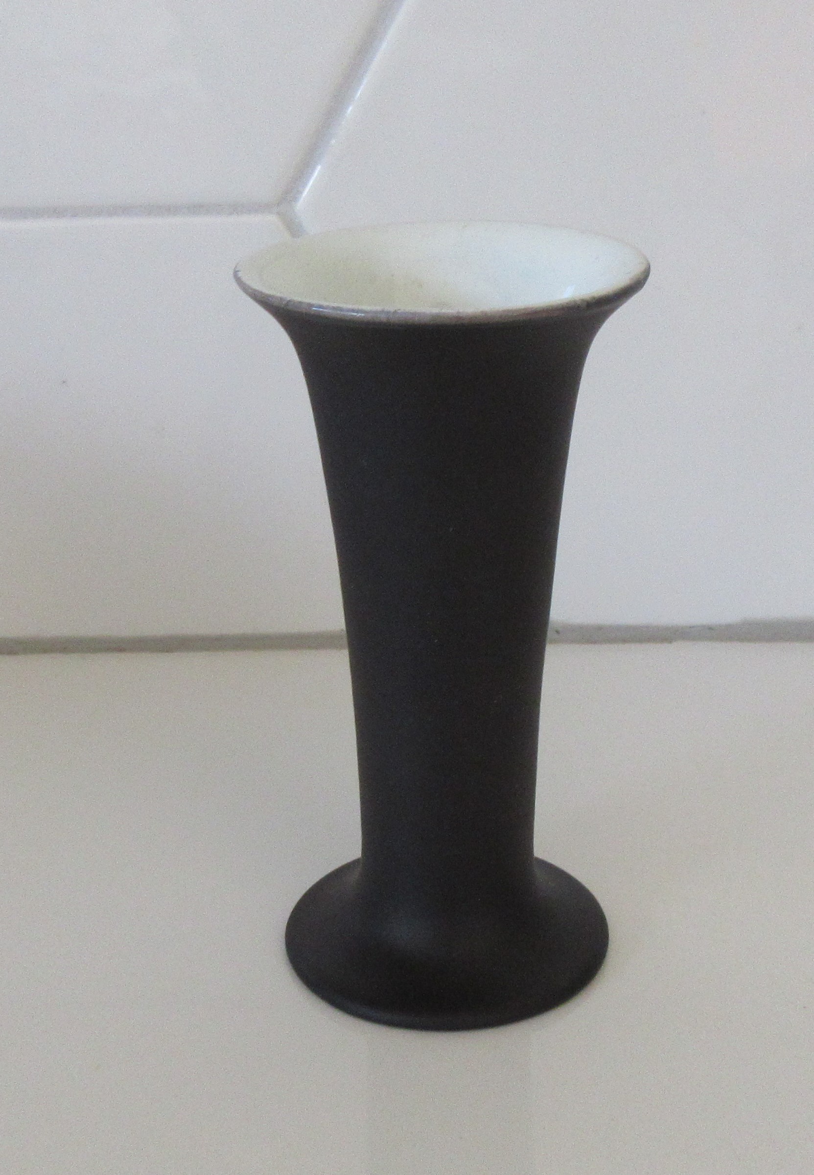 Niet of onleesbaar gesigneerd - Mat zwart en glazend wit platelen Bibelot vaasje model 1506 kopen? Bied vanaf 1!