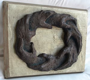 Klaas Pijlman - Aardewerk op hout , Handen ineen - ca. 1975 kopen? Bied vanaf 50!