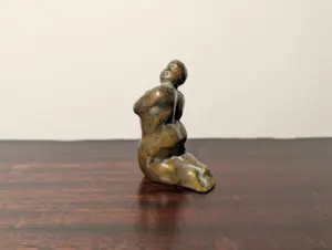 Theo van de Vathorst - Figuur knielende dame kopen? Bied vanaf 185!