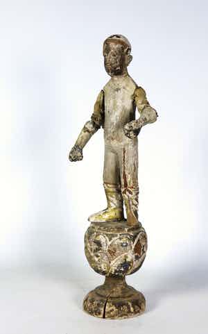 Houten figuur staand op een sokkel verkocht voor € 1!