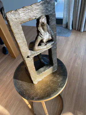 Theo Dobbelman - Meisje leunend van uit de openstaande deur kopen? Bied vanaf 1550!