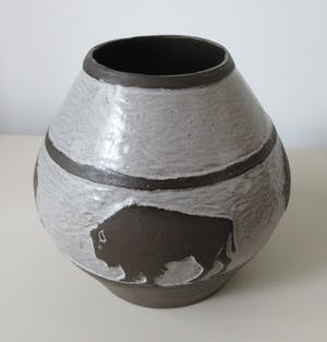 Dries Vermeulen - Grote zeer zeldzame vaas met sgraffito decor van Bizons kopen? Bied vanaf 1!