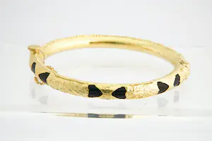 148- Surinaamse 22 krt ged. geel-gouden armband met zwarte uitgesneden harten kopen? Bied vanaf 310!