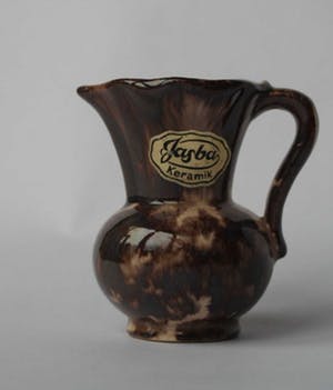 Jasba - kleine schenkkan - hoogglans glazuur - model 156? kopen? Bied vanaf 1!