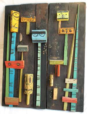 Niet of onleesbaar gesigneerd - Houten figuren op paneel van planken – Jaren ’50, Amsterdam verkocht voor € 1!