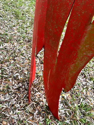 Bruno Guiheneuf - Rood stalen abstract buitenobject kopen? Bied vanaf 1000!