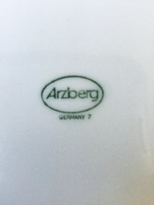 Niet of onleesbaar gesigneerd - 2 artdeco witte porselein vazen van Arzberg 15 en 12cm doorsnee kopen? Bied vanaf 10!