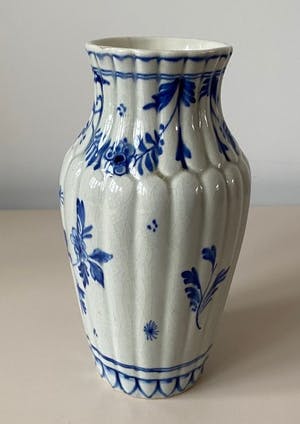 Porceleyne Fles - Delftsblauw platelen ribbelvaasje model 1804 kopen? Bied vanaf 1!