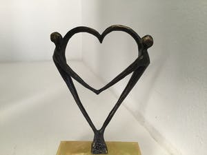 Corry Ammerlaan - Sculptuur “ Hart voor elkaar “ kopen? Bied vanaf 35!