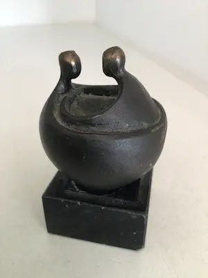 Corry Ammerlaan - Sculptuur “ TAKE CARE “ kopen? Bied vanaf 1!