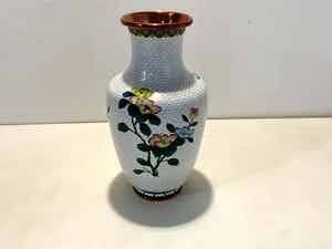 Niet of onleesbaar gesigneerd - Cloisonné vaas uit China verkocht voor € 1!