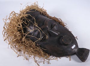 Lele - Initiatie masker met raffia vezels kopen? Bied vanaf 1!