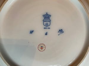 Koninklijke Tichelaar Makkum - Paar plateel Makkum schotels met polychrome bloemdecoratie kopen? Bied vanaf 100!