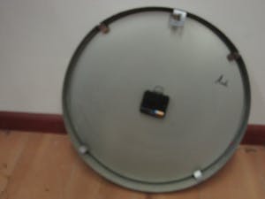 Aat Veldhoen - door Aat omstreeks 1990 beschilderde en gesigneerde Wandklok kopen? Bied vanaf 20!