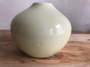 Han Knaap - Handgedraaid klein geel vaasje St. Maarten Porcelein kopen? Bied vanaf 12!