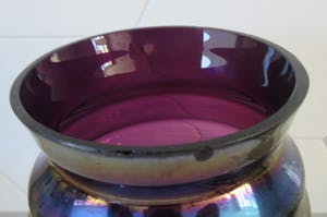 Niet of onleesbaar gesigneerd - Art Nouveau Irise paars glazen ribbelvaas kopen? Bied vanaf 10!