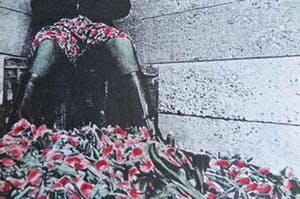 Jan Stijnman - Vrouw met rode tulpen tussen beton-Absurdistisch Foto Handingeschilderd-In lijst kopen? Bied vanaf 10!