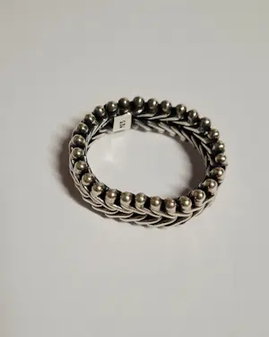 stoere  ring met vossenstaartschakel gecombineerd met zilveren bolletjes. kopen? Bied vanaf 55!