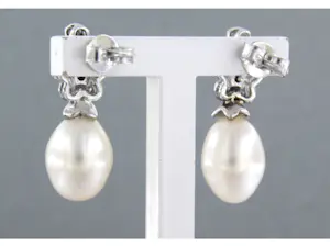 18k wit gouden oorhangers met parel en briljant geslepen diamanten tot 0,14ct kopen? Bied vanaf 245!