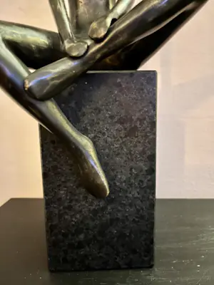 Niet of onleesbaar gesigneerd - Brons (onbekend) Prachtig exclusief en zeer zwaar bronzen sculptuur (mediteren) kopen? Bied vanaf 1!